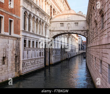 Venezia, Italia, il Ponte dei Sospiri, il Ponte dei Sospiri coperto attraversando il Rio di Palazzo dal Palazzo dei Dogi al carcere Foto Stock