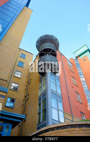 Nuovo balconi del vecchio magazzino convertito in appartamenti, Redcliff dorsi, centro di Bristol, Regno Unito Foto Stock