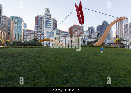 Cupido Romana Span, arco e frecce scultura in Rincon Park, San Francisco. Artista: Coosje van Bruggen. Foto Stock