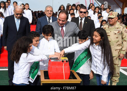 Port Said al Cairo, Egitto. 28 Nov, 2015. Il presidente egiziano Abdel Fattah al-Sisi prendere parte durante la fase di apertura di un progetto a Port Said in Egitto, nov. 28, 2015 © Il presidente Egiziano Ufficio APA/images/ZUMA filo/Alamy Live News Foto Stock