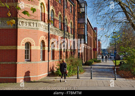 Il sentiero e nuovi appartamenti convertito al di fuori della vecchia sede lungo Redcliff modo, centro di Bristol, Regno Unito Foto Stock