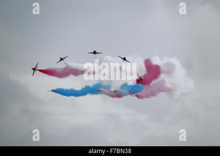 RAF Team acrobatico frecce rosse eseguire la 'Vixen rottura a Bournemouth Air Festival 2014 con un piano (rosso 2) mancante Foto Stock