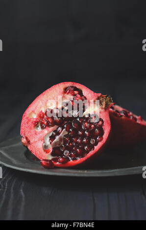 Pezzi e grani di maturi frutti di melograno Foto Stock