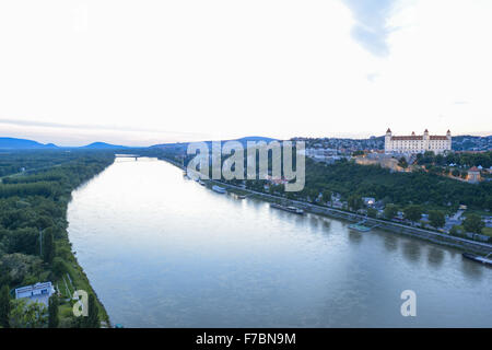 Bratislava, castello, il fiume Danubio, Repubblica Slovacca, Pressburg Foto Stock