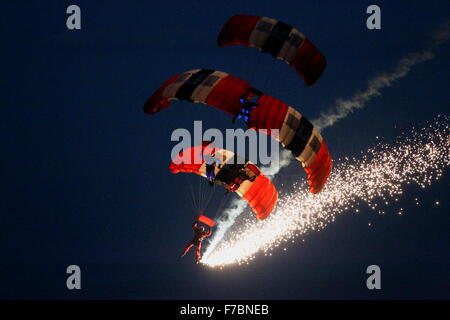 Diavoli rossi display paracadute di squadra a Bournemouth Air Festival 2013 Foto Stock