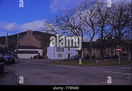 La high street dal ponte. Ballater. Royal Deeside. Scozia Foto Stock