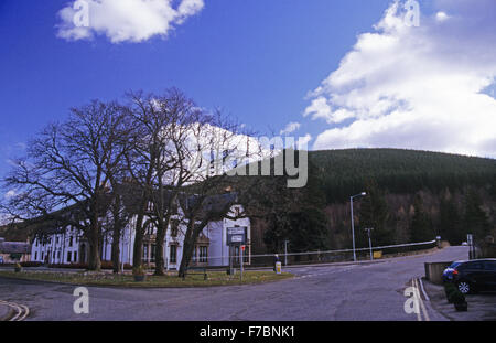 La high street guardando verso il ponte. Ballater. Royal Deeside. Scozia Foto Stock