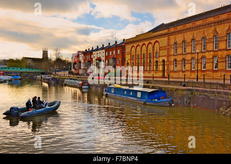 Bristol Bathurst bacino con nuovi appartamenti convertito al di fuori del vecchio magazzino Foto Stock