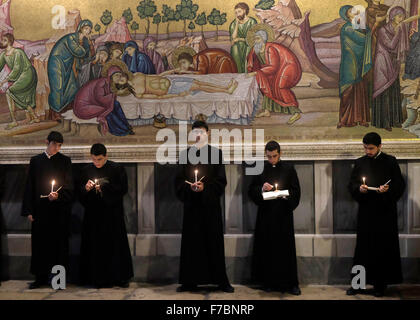 Gli studenti del Patriarcato Armeno Seminario prendendo parte alla Messa quotidiana processione all interno della chiesa del Santo Sepolcro nel quartiere cristiano della città vecchia di Gerusalemme Est Israele Foto Stock