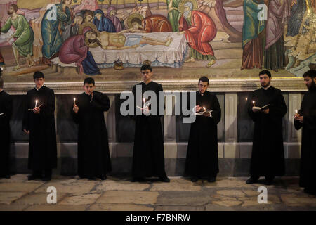 Gli studenti del Patriarcato Armeno Seminario prendendo parte alla Messa quotidiana processione all interno della chiesa del Santo Sepolcro nel quartiere cristiano della città vecchia di Gerusalemme Est Israele Foto Stock