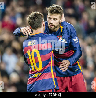 Barcellona, in Catalogna, Spagna. 28 Nov, 2015. FC Barcellona messi in avanti celebra il suo obiettivo con PIQUE durante la partita di campionato contro il Real Sociedad allo stadio Camp Nou a Barcellona Credito: Matthias Oesterle/ZUMA filo/Alamy Live News Foto Stock
