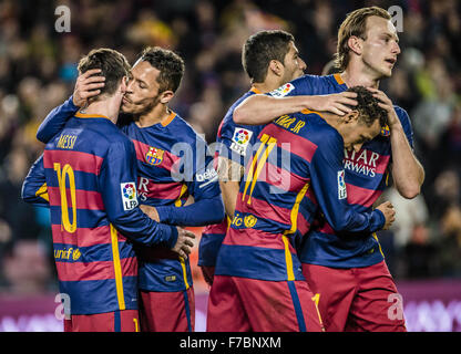 Barcellona, in Catalogna, Spagna. 28 Nov, 2015. FC Barcellona messi in avanti celebra il suo obiettivo con i tuoi compagni di squadra durante la partita di campionato contro il Real Sociedad allo stadio Camp Nou a Barcellona Credito: Matthias Oesterle/ZUMA filo/Alamy Live News Foto Stock