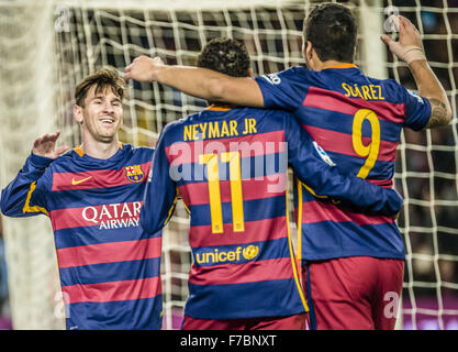 Barcellona, in Catalogna, Spagna. 28 Nov, 2015. FC Barcellona messi in avanti celebra il suo obiettivo con NEYMAR JR. E SUAREZ durante la partita di campionato contro il Real Sociedad allo stadio Camp Nou a Barcellona Credito: Matthias Oesterle/ZUMA filo/Alamy Live News Foto Stock