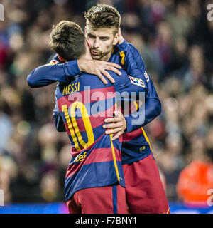 Barcellona, in Catalogna, Spagna. 28 Nov, 2015. FC Barcellona messi in avanti celebra il suo obiettivo con PIQUE durante la partita di campionato contro il Real Sociedad allo stadio Camp Nou a Barcellona Credito: Matthias Oesterle/ZUMA filo/Alamy Live News Foto Stock