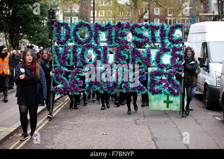 Londra, Regno Unito. 28 Novembre, 2015. Sorelle intonso fase una marcia funebre in centro a Londra per protestare contro il governo di drastici tagli alla violenza domestica servizi per le donne. Credito: Mark Kerrison/Alamy Live News Foto Stock