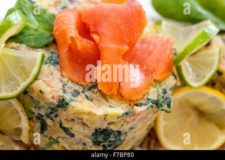 Insalata di patate guarnita con salmone tradizionale piatto ceco per Natale cena con insalata di patate e salmone Foto Stock