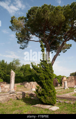 Ostia Antica era il porto di Roma antica ed era di circa trenta chilometri di distanza dalla capitale. L'sono enormi scavi. Foto Stock