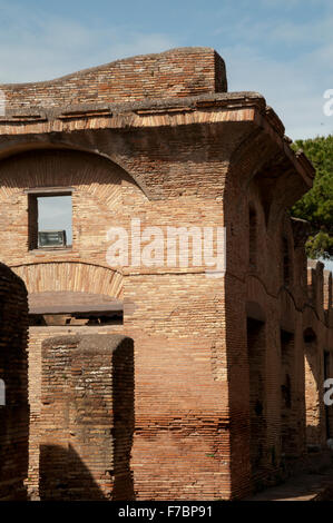 L'enorme scavi di Ostia Antica città portuale di Roma antica mostra ben conservata insulae chiamati blocchi di appartamenti. Foto Stock