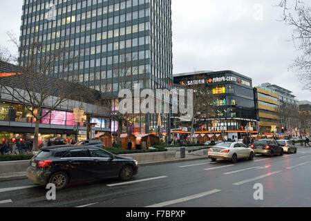 Berlino, Germania-dicembre 22, 2014: occupato strada commerciale nel centro di Berlino decorate per le celebrazioni del Natale Foto Stock