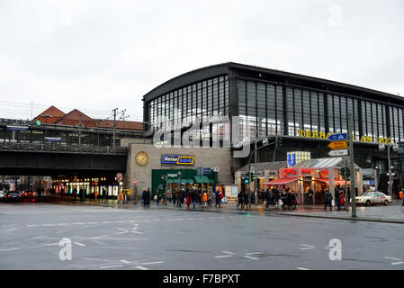 Berlino, Germania-dicembre 22, 2014: La stazione Metro Zoo affollata da persone locali e turisti Foto Stock