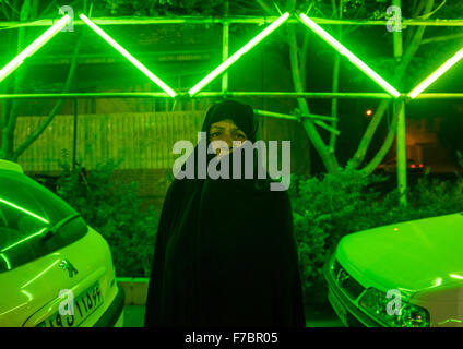 Sciita iraniano donna musulmana in luce verde durante Ashura, il giorno della morte di imam Hussein, Provincia di Isfahan, Kashan, Iran Foto Stock