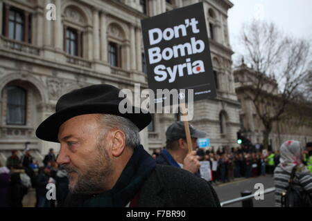 Londra, Regno Unito. 28 Novembre, 2015. 28/11/2015 Londra candidato sindaco George Galloway a Anti airstrike protesta contro British un coinvolgimento militare in Siria Credito: Emin Ozkan/Alamy Live News Foto Stock