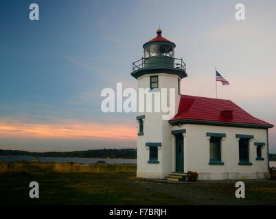 Punto Robinson Faro sulla Vashon Island, WA al tramonto. Foto Stock