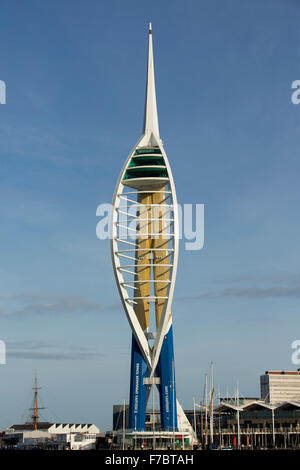 Spinnaker Tower di Portsmouth ri-marca come la Emirates Tower. Tower con nuovi colori. Punto di riferimento locale costruito per contrassegnare millennio. Foto Stock