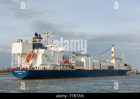 Contenitore grande nave che entra in porto di Portsmouth. Completamente caricato con i contenitori dal continente. Foto Stock