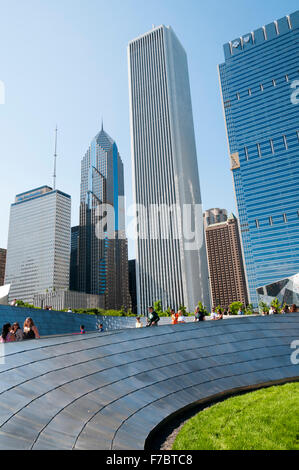 Le persone che attraversano il ponte di BP in Chicago, progettato da Frank Gehry. Foto Stock