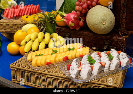 Frutti Esotici in visualizzazione a buffet sul tavolo Foto Stock