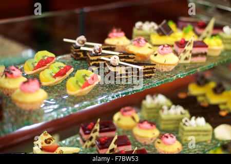 Un assortimento di dolci a buffet in un ristorante Foto Stock