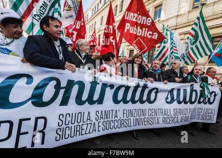 Roma, Italia. 28 Nov, 2015. Susanna Camusso, CGIL Segretario generale e Carmelo Barbagallo, UIL sindacato Segretario generale, nel corso di un settore pubblico lavoratori manifestazione di protesta contro il governo italiano a Roma. Migliaia di lavoratori del settore pubblico prendere parte a una manifestazione denominata dai sindacati del settore pubblico per protestare contro il governo italiano il 'Stabilità legge" che non è in grado di fornire denaro per nuovo collettivo pubblico affare dopo sei anni di blocco. © Giuseppe Ciccia/Pacific Press/Alamy Live News Foto Stock