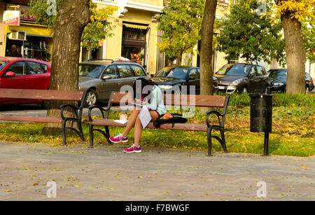 Kecskemet città Ungheria Autunno colori interna della città giovane ragazza nel parco Foto Stock