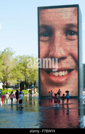 Bambini che giocano nella corona Fontana nel Millennium Park di Chicago. Foto Stock