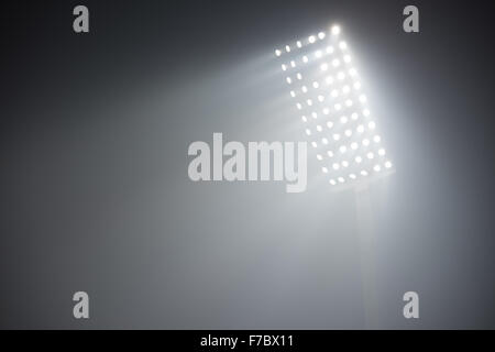 Stadio di calcio le luci dei riflettori su sfondo nero Foto Stock