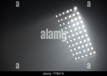 Stadio di calcio le luci dei riflettori su sfondo nero Foto Stock