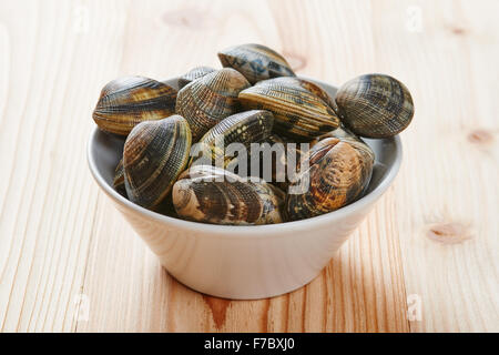 Materie le vongole in bianco ciotola Foto Stock