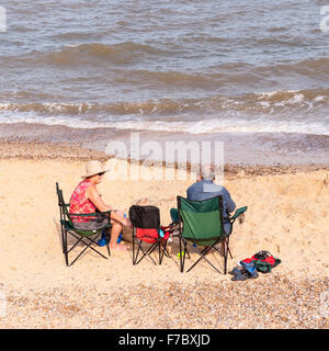 Le persone che si godono la spiaggia di Southwold , Suffolk , Inghilterra , Inghilterra , Regno Unito Foto Stock