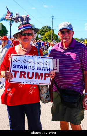 Seniors bianco tenendo un cartello il supporto di Donald Trump mostrando il loro appoggio alla sua candidatura presidenziale visita a Sarasota FL Foto Stock