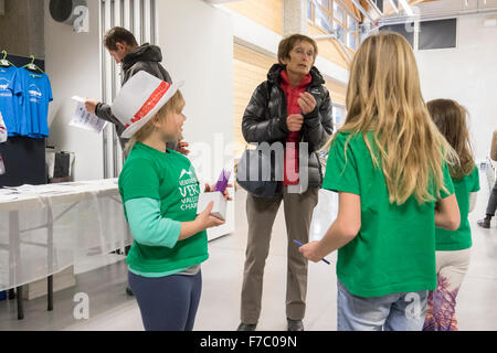 Les enfants de Vendredi Vert (à Chamonix associazione delle nazioni unite citoyenne au ma de sensibiliser les gens aux problemes liées au inquinamento et les persuader de faire les gestes eco chaque Vendredi Vert) passent le message des éco gestes pendant le 4ème évènement dans le 'Cycle de l'Air", sur le thème de la mobilitazione citoyenne. Evenement sponsorisé par les associazioni Environn' Mont Blanc, l'Association pour le rispetto du site de Mont Blanc et Cellule Verte. Foto Stock