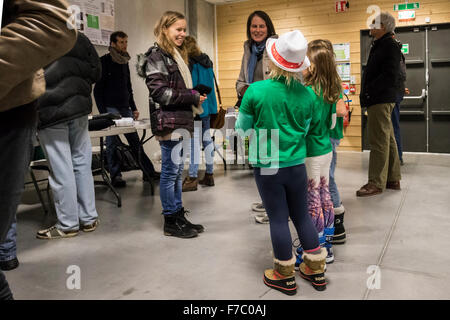 Les enfants de Vendredi Vert (à Chamonix associazione delle nazioni unite citoyenne au ma de sensibiliser les gens aux problemes liées au inquinamento et les persuader de faire les gestes eco chaque Vendredi Vert) passent le message des éco gestes pendant le 4ème évènement dans le 'Cycle de l'Air", sur le thème de la mobilitazione citoyenne. Evenement sponsorisé par les associazioni Environn' Mont Blanc, l'Association pour le rispetto du site de Mont Blanc et Cellule Verte. Foto Stock