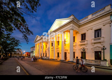 Libreria neoclassico Marti nella zona centrale di Santa Clara, Biblioteca Marti, Streetlife nel centro di Santa Clara a Parque de Santa Foto Stock