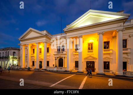 Libreria neoclassico Marti nella zona centrale di Santa Clara, Biblioteca Marti, Streetlife nel centro di Santa Clara a Parque de Santa Foto Stock