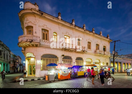 Hotel, Hostal Vista Parco, la vita di strada nel centro di Santa Clara a Parque de Santa Clara Santa Clara, Cuba, Villa Clara, Foto Stock
