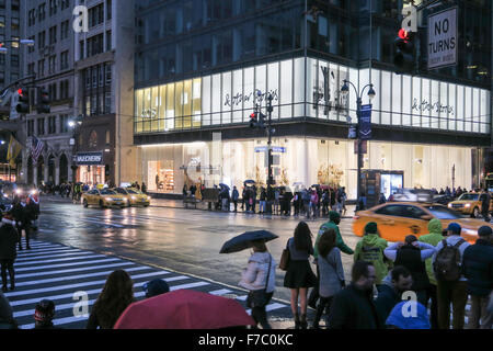 La 42nd Street e la Fifth Avenue, crepuscolo, NYC Foto Stock