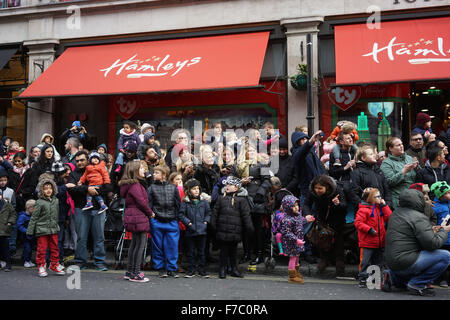 Londra, Regno Unito. 28 Novembre, 2015. Centinaia di persone assiste il giocattolo Hamleys 255th anniversario parade dress up in costume in Regent Street, Londra. Credito: Vedere Li/Alamy Live News Foto Stock