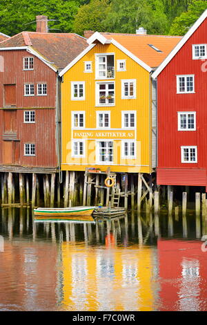 Stilt storico di colorate case di archiviazione a Trondheim, Norvegia Foto Stock