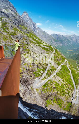 Trollstigen strada di montagna vicino Andalsness, Norvegia Foto Stock