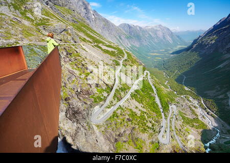 Tourist sulla piattaforma di osservazione, Trollstigen vicino Andalsness, Norvegia Foto Stock